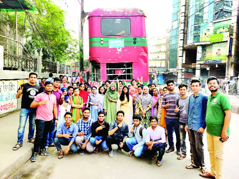 লাল রঙের বাস বিচিত্র বর্ণিল বসবাস লাল রঙের বাস বিচিত্র বর্ণিল বসবাস