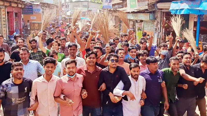 দুধ দিয়ে গোসল, ছাত্রলীগের কমিটি বাতিলের দাবিতে বিক্ষোভ-অবরোধ দুধ দিয়ে গোসল, ছাত্রলীগের কমিটি বাতিলের দাবিতে বিক্ষোভ-অবরোধ
