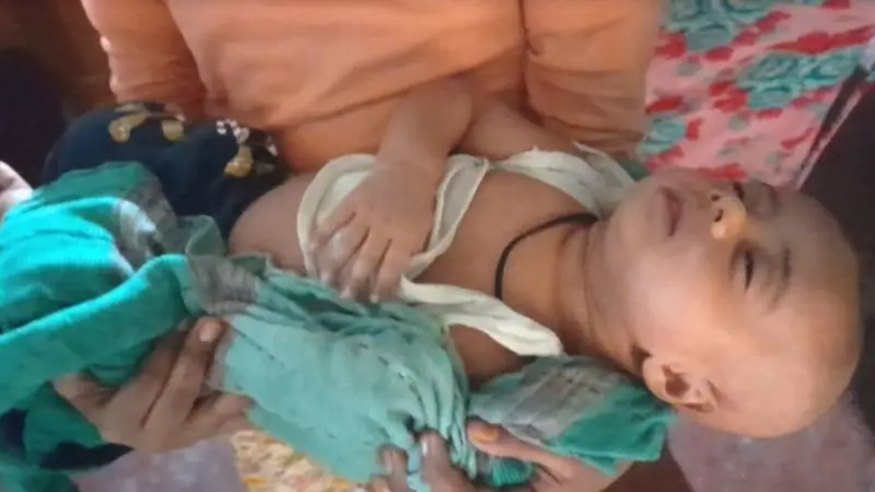 জুয়ার টাকা জোগাড় করতে সন্তানকে বিক্রি করে দিলো বাবা জুয়ার টাকা জোগাড় করতে সন্তানকে বিক্রি করে দিলো বাবা