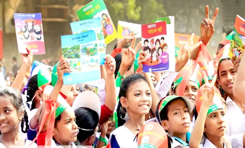 নতুন বছরে নতুন বই নতুন হাসিমুখ নতুন বছরে নতুন বই নতুন হাসিমুখ