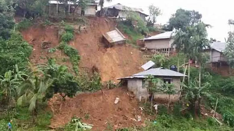 রামুতে পাহাড় ধসে একই পরিবারের ৪ জন নিহত