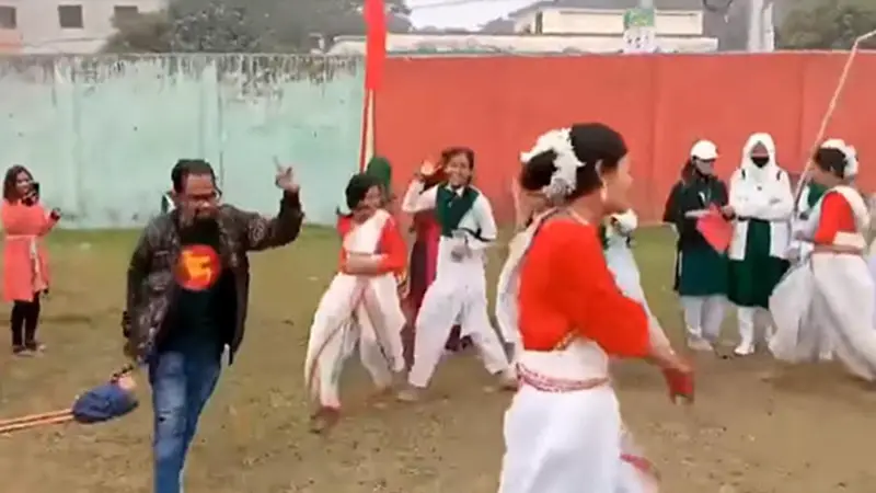 হবিগঞ্জে হিন্দি গানে শিক্ষক-শিক্ষার্থীর নাচ ভাইরাল হবিগঞ্জে হিন্দি গানে শিক্ষক-শিক্ষার্থীর নাচ ভাইরাল