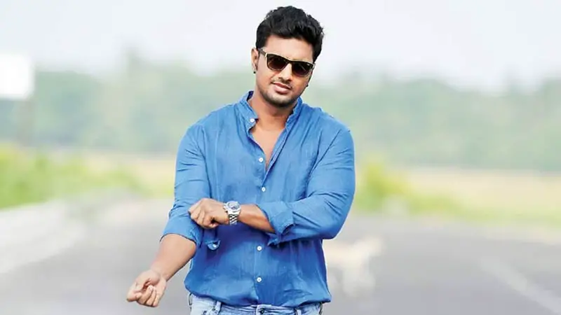 মধ্যরাতে শহরের রাস্তায় দেবের স্ত্রী রুক্মিণীর উল্লাস মধ্যরাতে শহরের রাস্তায় দেবের স্ত্রী রুক্মিণীর উল্লাস