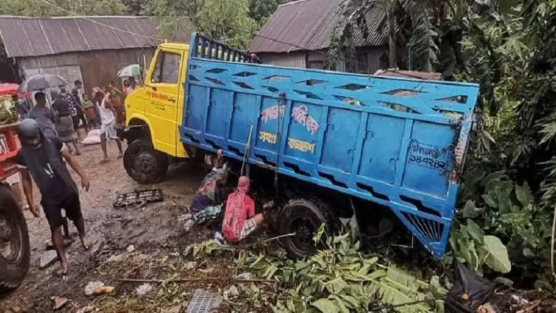 নরসিংদীতে নিয়ন্ত্রণ হারিয়ে ফুটপাতে ট্রাক, নিহত ৪ নরসিংদীতে নিয়ন্ত্রণ হারিয়ে ফুটপাতে ট্রাক, নিহত ৪