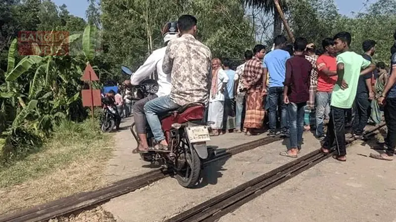 ট্রেনের ধাক্কায় অটোরিকশার ৩ যাত্রী নিহত