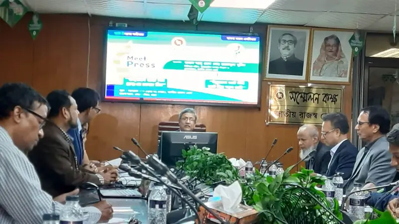 আইএমএফের পরামর্শ একসঙ্গে মানা যাবে না আইএমএফের পরামর্শ একসঙ্গে মানা যাবে না