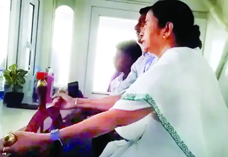 লঞ্চ চালালেন মমতা লঞ্চ চালালেন মমতা