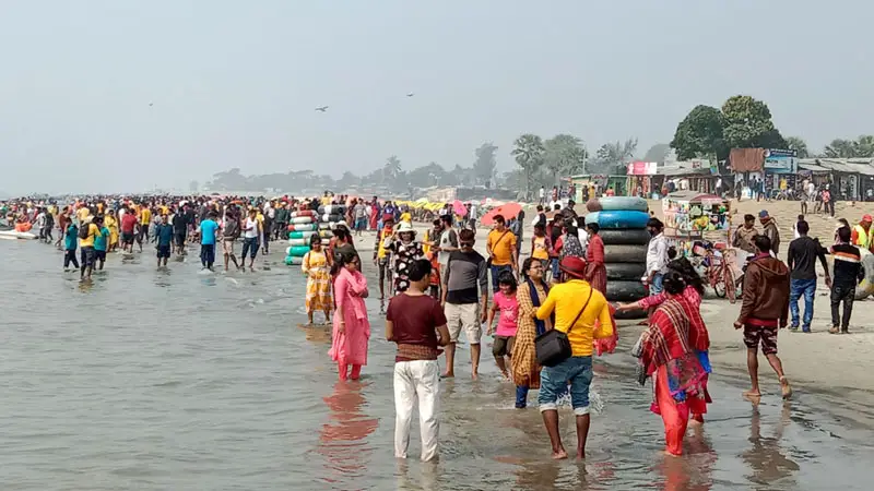 কুয়াকাটায় পর্যটকদের উপচে পড়া ভিড়