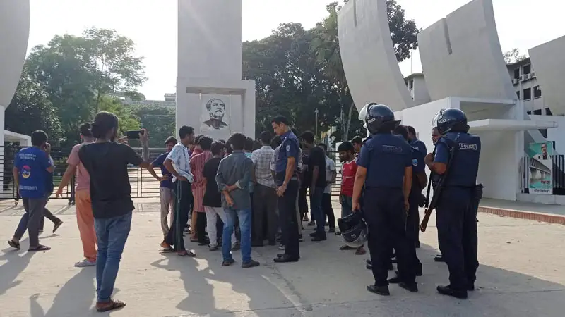 কুবিতে হঠাৎ মোটরসাইকেল শোডাউন, আতঙ্কিত শিক্ষার্থীরা 