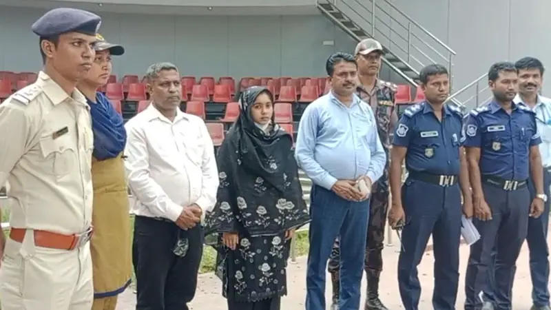 প্রেমের টানে আসা কিশোরীকে ভারতে ফেরত প্রেমের টানে আসা কিশোরীকে ভারতে ফেরত