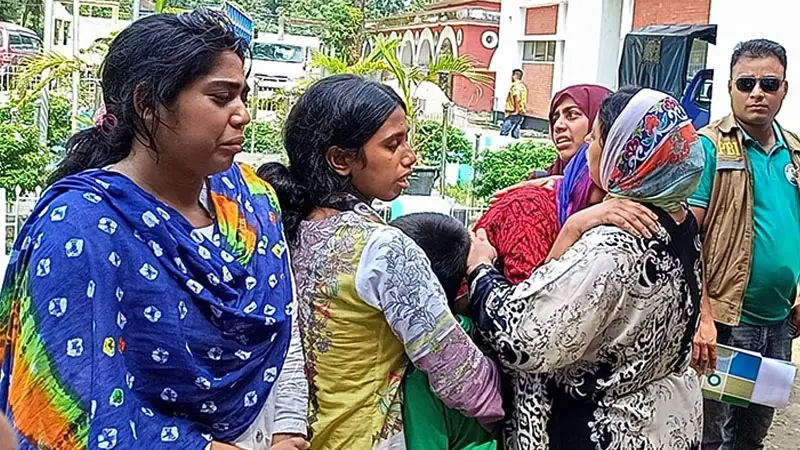 মায়ের লাশের খোঁজে ময়মনসিংহে মরিয়ম মায়ের লাশের খোঁজে ময়মনসিংহে মরিয়ম