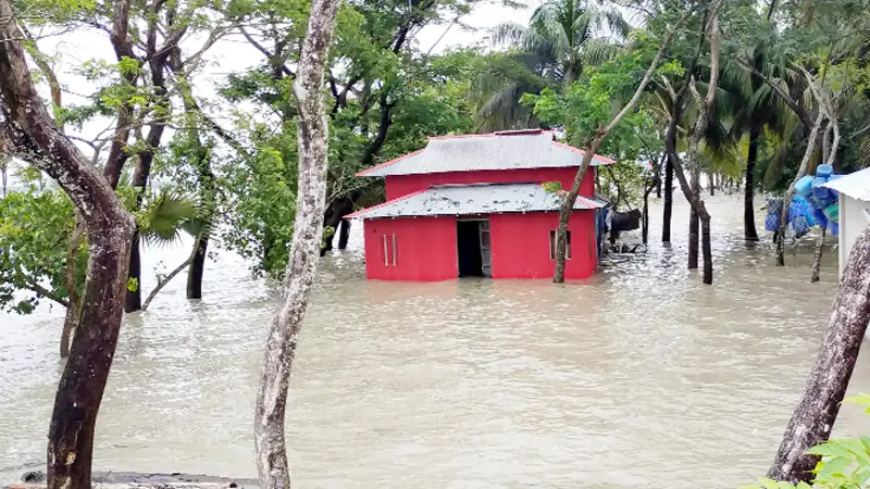 জোয়ারে ভাসছে উপকূল