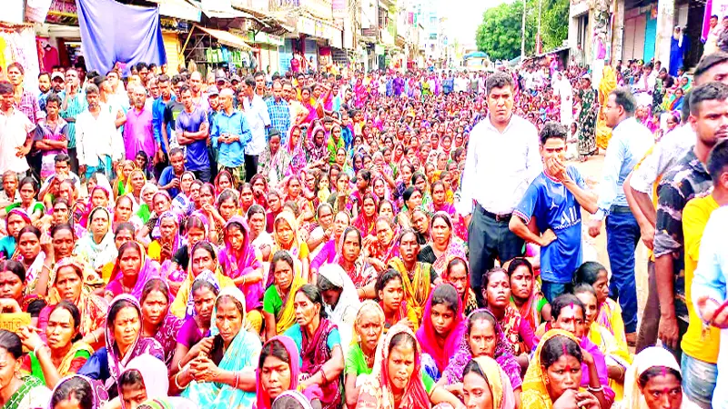 দৈনিক মজুরি ৩শ’ টাকা দাবি দৈনিক মজুরি ৩শ’ টাকা দাবি
