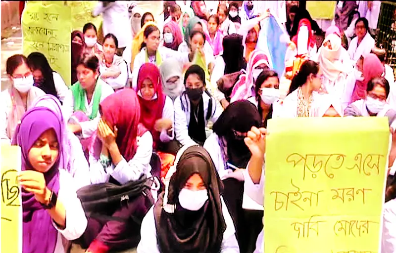 শেবামেকে নিরাপদ হলের দাবিতে অধ্যক্ষের কার্যালয় ঘেরাও শেবামেকে নিরাপদ হলের দাবিতে অধ্যক্ষের কার্যালয় ঘেরাও