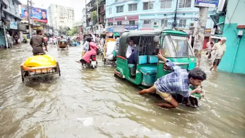 তিন ঘণ্টার বৃষ্টিতে সিলেট নগরীতে জলাবদ্ধতা তিন ঘণ্টার বৃষ্টিতে সিলেট নগরীতে জলাবদ্ধতা