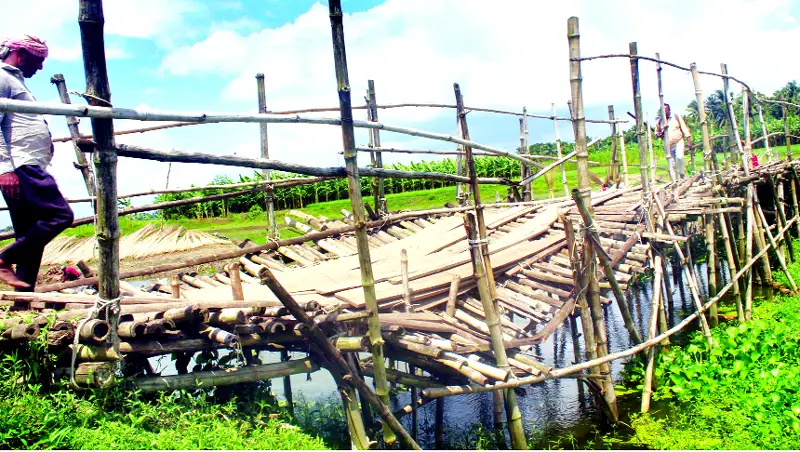 শার্শার বেলতায় সাঁকো ভেঙ্গে চরম দুর্ভোগ শার্শার বেলতায় সাঁকো ভেঙ্গে চরম দুর্ভোগ