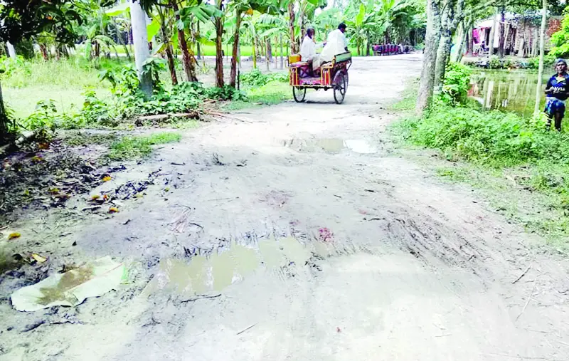 নওগাঁয় সড়কের কাজ শেষ না করেই উধাও ঠিকাদার