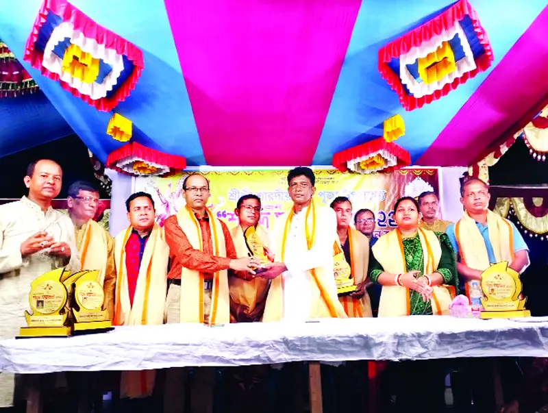 কোটালীপাড়ায় গুণীজন শারদ সম্মাননা প্রদান কোটালীপাড়ায় গুণীজন শারদ সম্মাননা প্রদান