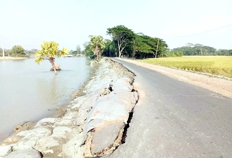 পাণ্ডব নদীর ভাঙনে বিলীন হচ্ছে বাজার ও সড়ক পাণ্ডব নদীর ভাঙনে বিলীন হচ্ছে বাজার ও সড়ক