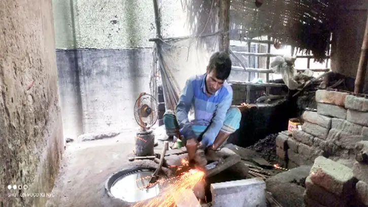 কোরবানি ॥ চুয়াডাঙ্গায় ব্যস্ত কামার কারিগর কোরবানি ॥ চুয়াডাঙ্গায় ব্যস্ত কামার কারিগর
