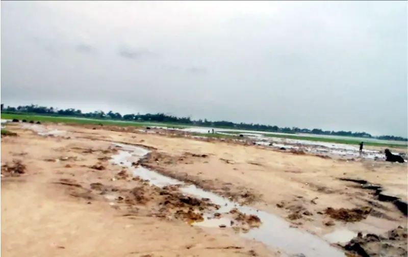 বালু-পাথরে ভরে গেছে ফসলি জমি বালু-পাথরে ভরে গেছে ফসলি জমি