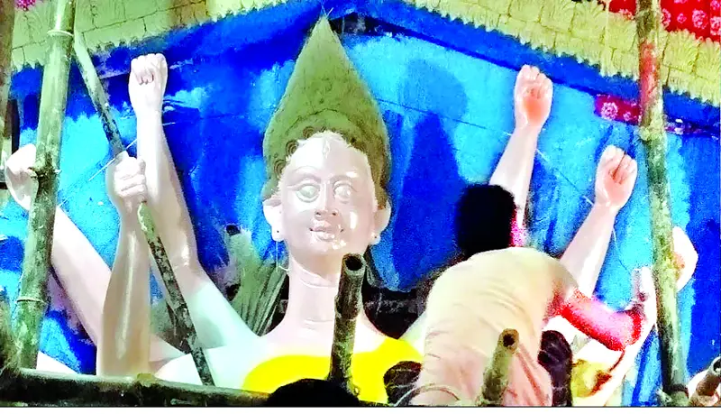 উপমহাদেশের বৃহত্তম দুর্গা মন্দিরে চলছে পূজার প্রস্তুতি উপমহাদেশের বৃহত্তম দুর্গা মন্দিরে চলছে পূজার প্রস্তুতি