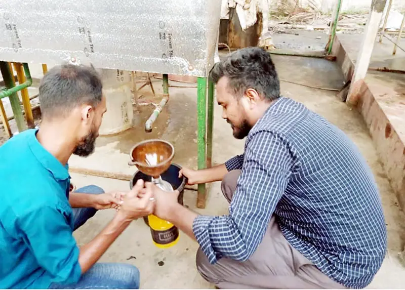 পরিত্যক্ত পলিথিন থেকে উৎপাদন হচ্ছে জ্বালানি তেল পরিত্যক্ত পলিথিন থেকে উৎপাদন হচ্ছে জ্বালানি তেল
