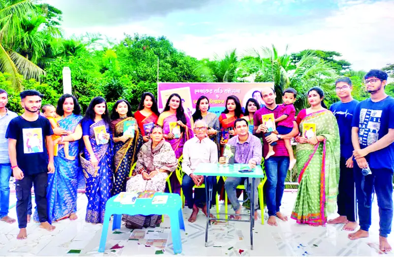 দুর্গাপূজা উপলক্ষে লেখকের বাড়িতে বইমেলা দুর্গাপূজা উপলক্ষে লেখকের বাড়িতে বইমেলা