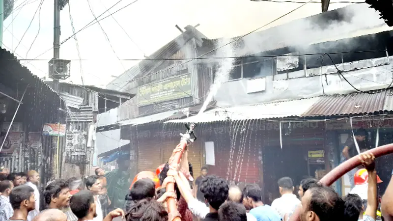 খুলনার বড়বাজারে আগুন, ৫ দোকান পুড়ে গেছে খুলনার বড়বাজারে আগুন, ৫ দোকান পুড়ে গেছে