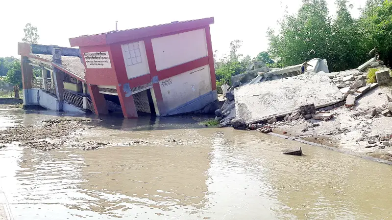 চৌহালীতে স্কুল ভবন নদীতে বিলীন চৌহালীতে স্কুল ভবন নদীতে বিলীন