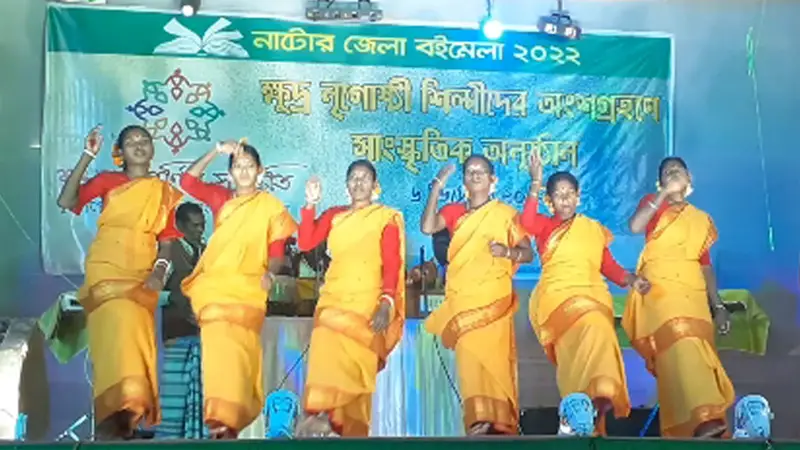 নাটোরে নেচে গেয়ে মঞ্চ মাতালেন সাঁওতালী শিল্পীরা নাটোরে নেচে গেয়ে মঞ্চ মাতালেন সাঁওতালী শিল্পীরা