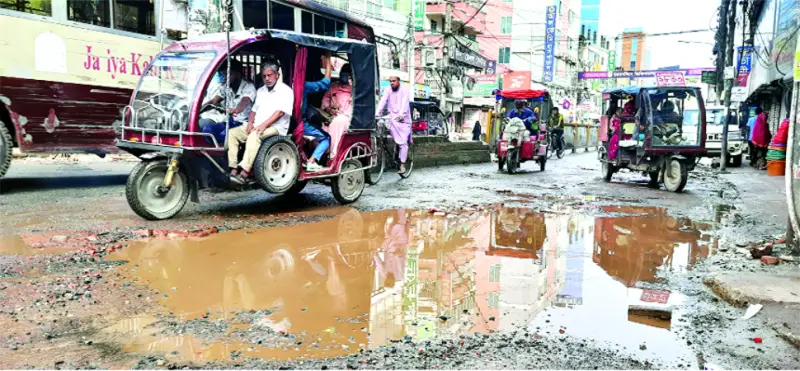 খানাখন্দে ভরা সড়কে দুর্ভোগ খানাখন্দে ভরা সড়কে দুর্ভোগ