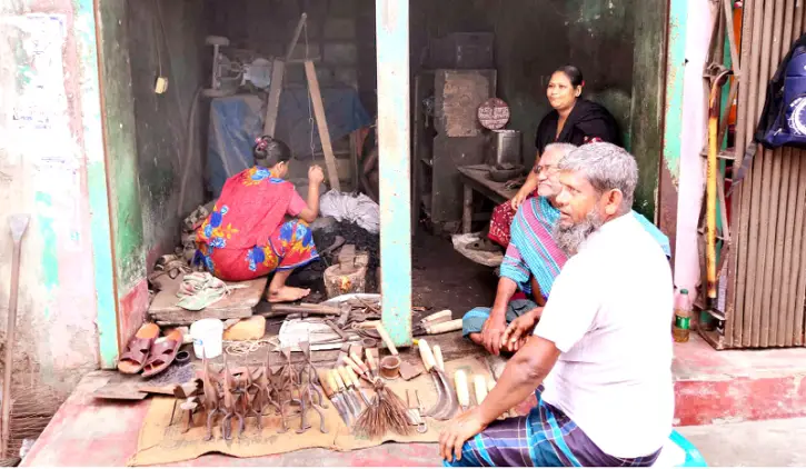আমতলীতে টুংটাং শব্দে মুখর কামারপল্লী আমতলীতে টুংটাং শব্দে মুখর কামারপল্লী
