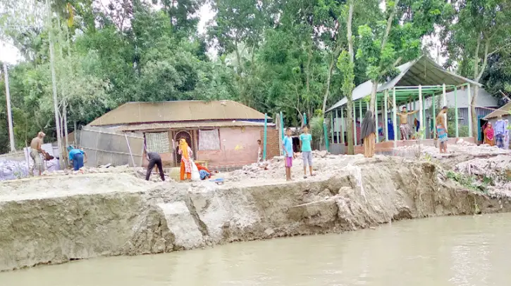 ভূঞাপুরে যমুনা গর্ভে ৮শ’ বসতভিটা ভূঞাপুরে যমুনা গর্ভে ৮শ’ বসতভিটা