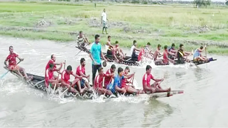 সাতক্ষীরায় বলুয়ার নদীতে নৌকাবাইচ সাতক্ষীরায় বলুয়ার নদীতে নৌকাবাইচ