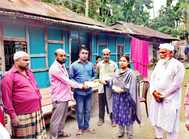 সুবর্ণচরে আর্থিক সহায়তার চেক হস্তান্তর সুবর্ণচরে আর্থিক সহায়তার চেক হস্তান্তর