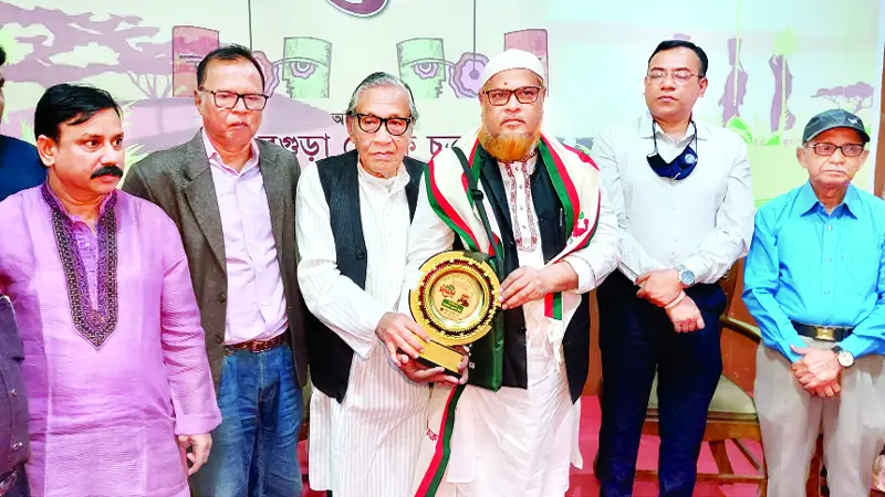 বগুড়ায় কবি সম্মেলনে পুরস্কার বিতরণ বগুড়ায় কবি সম্মেলনে পুরস্কার বিতরণ