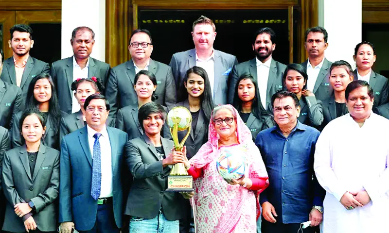 প্রধানমন্ত্রীর বরণ ॥ সাফজয়ী ফুটবল-কন্যা প্রধানমন্ত্রীর বরণ ॥ সাফজয়ী ফুটবল-কন্যা