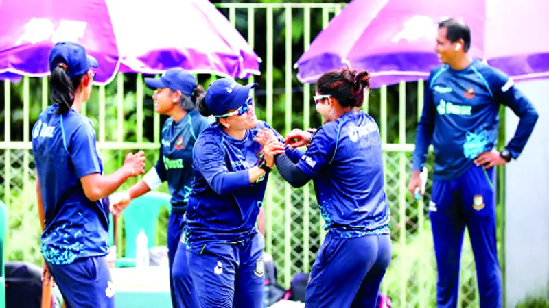 নজর কাড়ছে নিগার সালমারা নজর কাড়ছে নিগার সালমারা