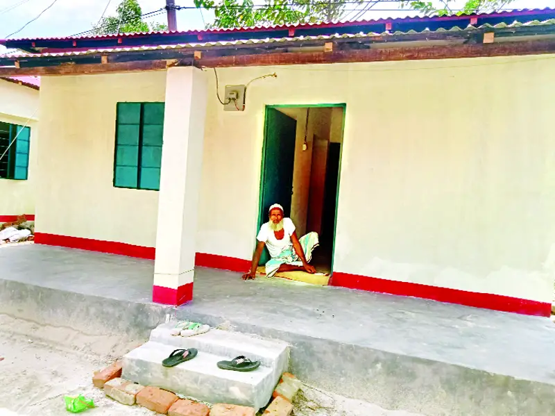 প্রধানমন্ত্রীর উপহারে পাল্টে গেছে ছিন্নমূল মানুষের জীবন প্রধানমন্ত্রীর উপহারে পাল্টে গেছে ছিন্নমূল মানুষের জীবন