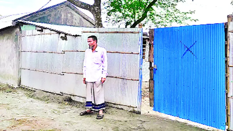 ফুটবলার মাসুরাদের ঘর ভেঙ্গে দিতে চাচ্ছে সড়ক বিভাগ ফুটবলার মাসুরাদের ঘর ভেঙ্গে দিতে চাচ্ছে সড়ক বিভাগ