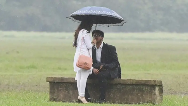 বৃষ্টির দিনে প্রেম করার যেসব সুবিধা বৃষ্টির দিনে প্রেম করার যেসব সুবিধা