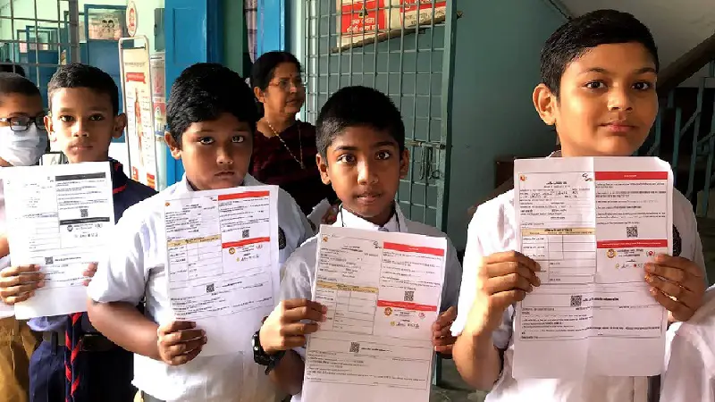 রাজশাহী নগরীতে শিশুদের মাঝে করোনা টিকা দেয়া হচ্ছে।