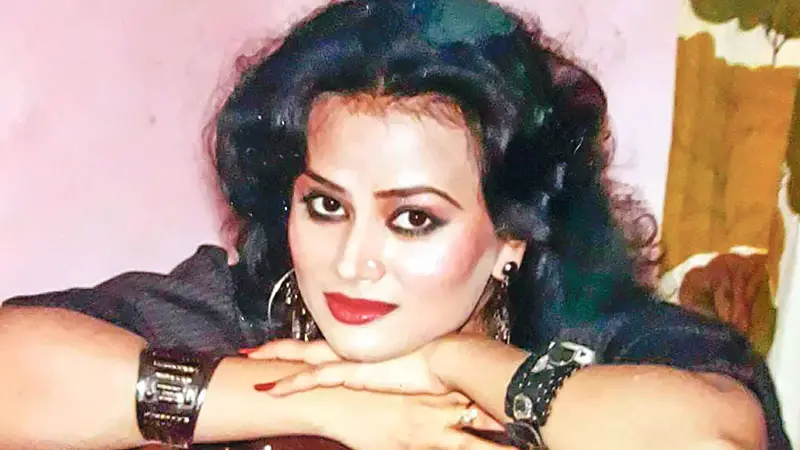 ‘পাথরের পৃথিবীতে কাচের হৃদয়’ গানের নায়িকা প্যারালাইজড ‘পাথরের পৃথিবীতে কাচের হৃদয়’ গানের নায়িকা প্যারালাইজড
