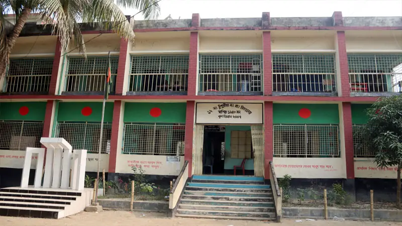 বিনামূল্যের বই বিতরণে টাকা নেওয়ার অভিযোগ বিনামূল্যের বই বিতরণে টাকা নেওয়ার অভিযোগ