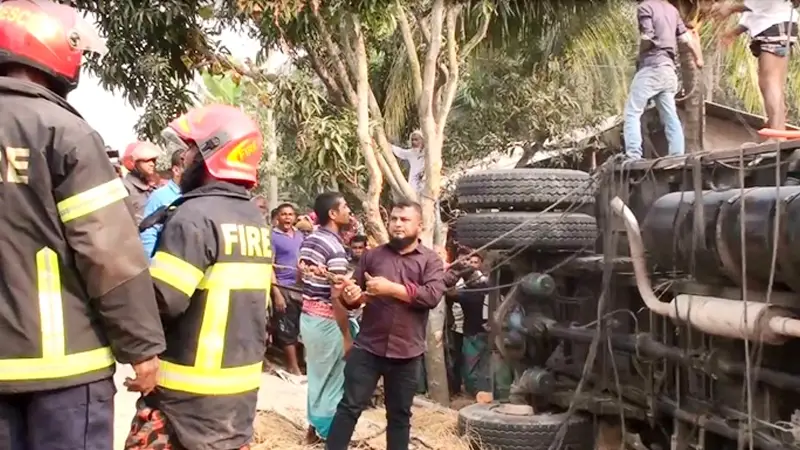 সাতক্ষীরায় ট্রাকচাপায় শিক্ষার্থীসহ ২ জনের মৃত্যু সাতক্ষীরায় ট্রাকচাপায় শিক্ষার্থীসহ ২ জনের মৃত্যু