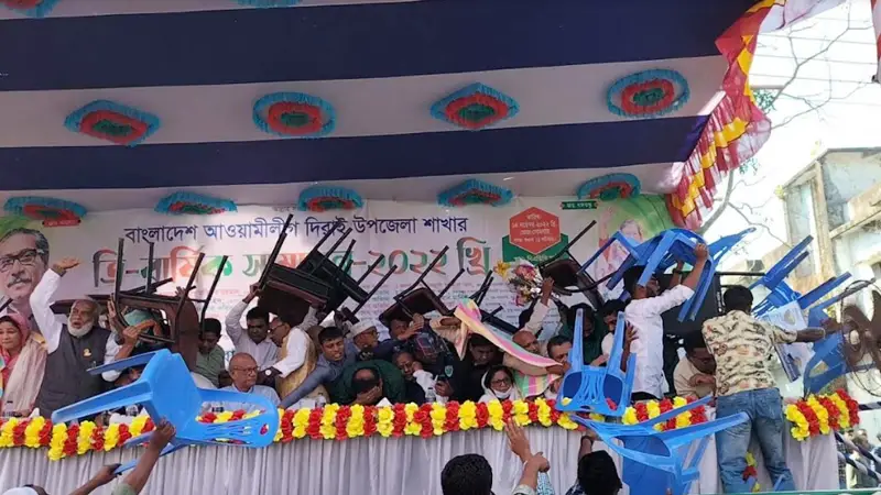 আওয়ামী লীগের সম্মেলনে দুই গ্রুপের সংঘর্ষ, আহত ১০ আওয়ামী লীগের সম্মেলনে দুই গ্রুপের সংঘর্ষ, আহত ১০