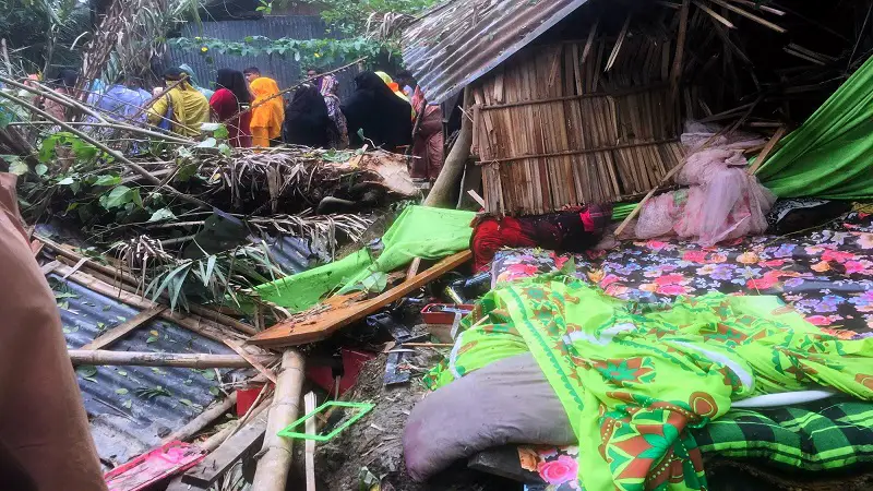 সিত্রাংয়ের প্রভাবে জেলা শহরে দেখা দিয়েছে জলাবদ্ধতা