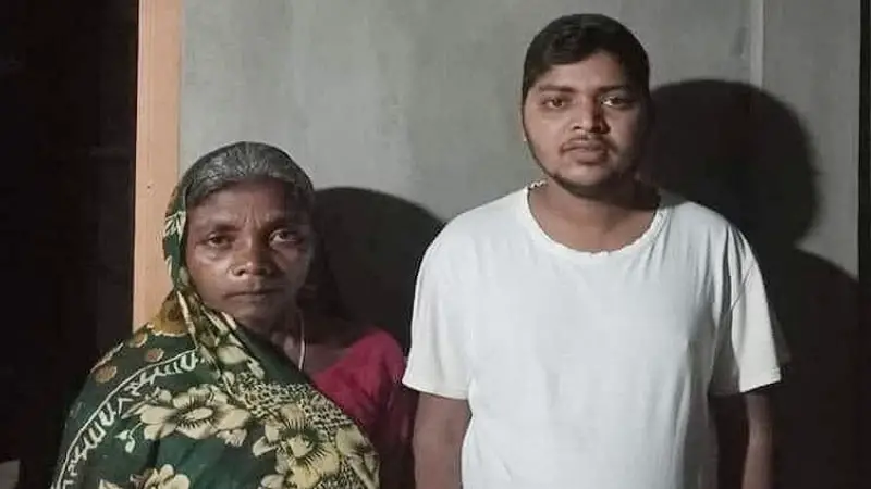 চা–শ্রমিক মাকে নিয়ে আবেগঘন স্ট্যাটাস, চাকরি পেলেন সন্তোষ চা–শ্রমিক মাকে নিয়ে আবেগঘন স্ট্যাটাস, চাকরি পেলেন সন্তোষ