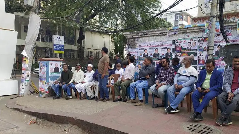 সংঘবদ্ধভাবে অবস্থান করছেন আওয়ামী লীগের নেতাকর্মীরা 